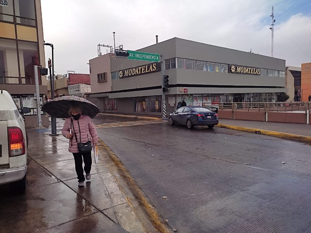 GALERÍA Sorprende lluvia a Chihuahuenses Local En Blanco y Negro