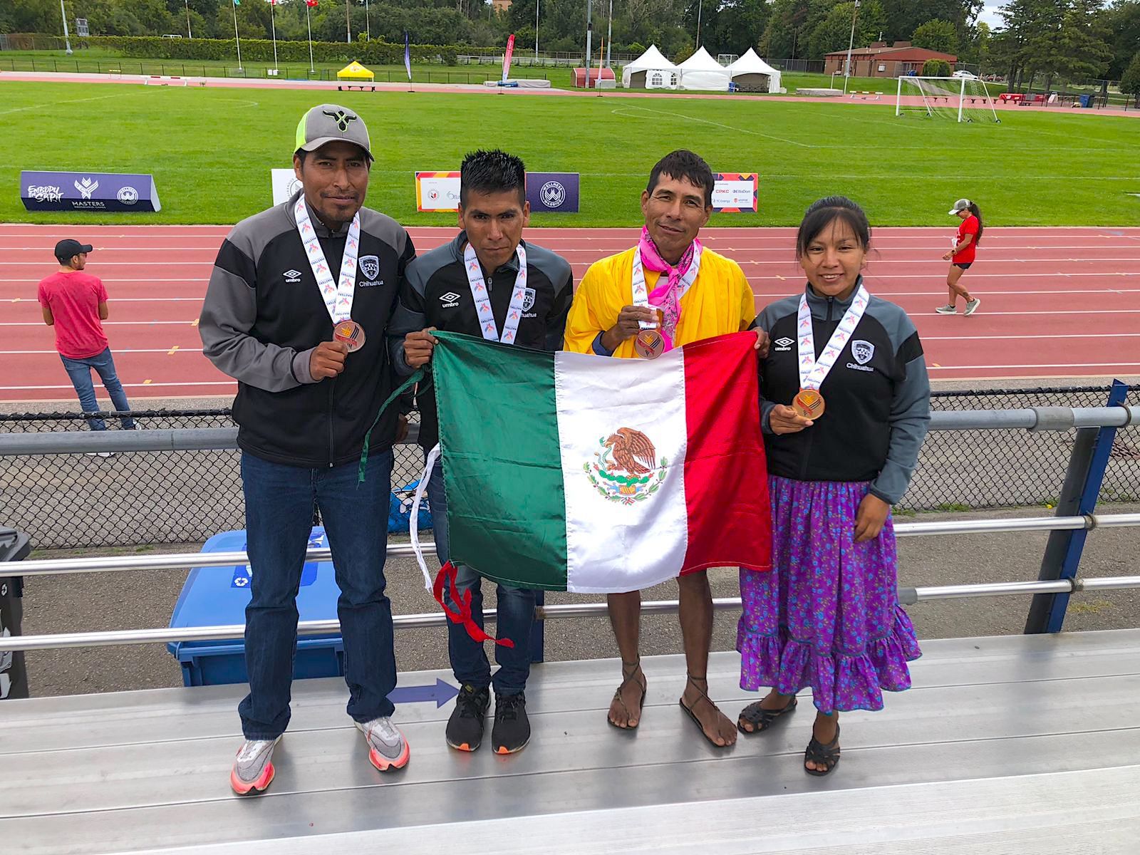 Atletas Rar Muri Suman Medallas En Competencia Internacional Local En Blanco Y Negro