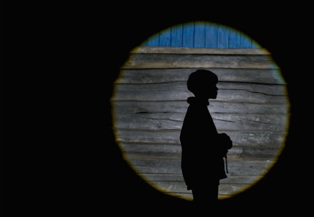 236087276-la-silueta-de-un-niño-en-un-haz-de-luz-contra-una-pared-en-la-oscuridad