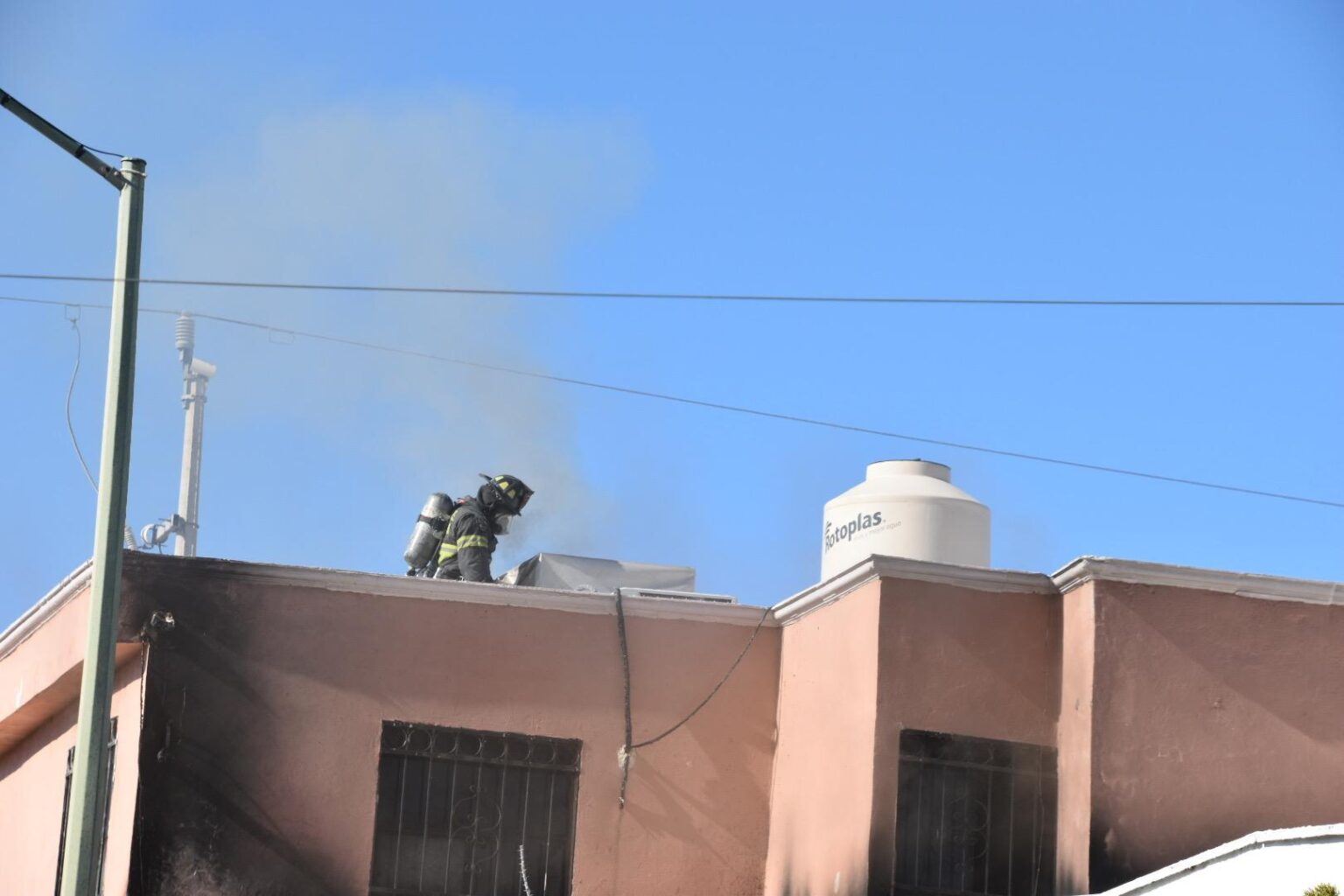Fuerte incendio en vivienda de la colonia Alamedas por tanque de gas 👉 ...