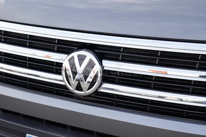 burdeos-aquitania-francia-volkswagen-frontal-placa-vw-logotipo-de-matrícula-carro-grill-alemán-automóvil-europeo-coche-german-169570329