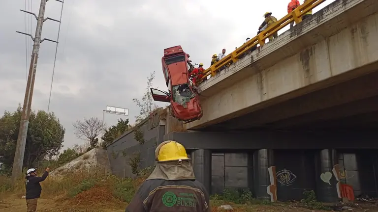 mujer-muerta-auto-colgado-periferica-puebla
