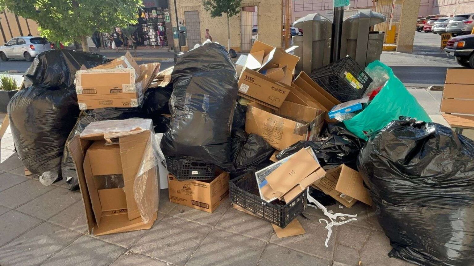 Denuncian acumulación de basura en el Centro 👉 Local 👉️ En Blanco y Negro