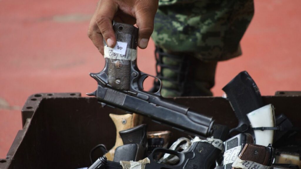intercambian-1-995-armas-de-fuego-por-dinero-en-efectivo-en-edomex-120313-1024x576 (1)