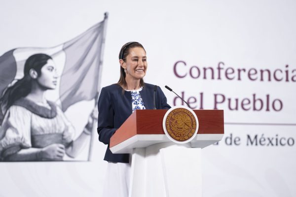 Cuauhtémoc, Ciudad de México. 21 de abril 2025. La presidenta constitucional de los Estados Unidos Mexicanos, la Doctora Claudia Sheinbaum Pardo en conferencia de prensa matutina en el salón de la Tesorería de Palacio Nacional. Acompañan a la presidenta: José Antonio Peña Merino, Director de la agencia de transformación digital; Norma Solano Rodríguez, titular de Transformación digital; Vidal Lleranas Morales, subsecretario de industria y comercio de la Secretaría de Economía; Ximena Escobedo Juárez, titular de la Unidad de desarrollo productivo de la Secretaría de Economía; Iván Escalante, Procurador Federal del Consumidor y Diana Aurora Correa,  subdirectora de Diseño Digital y Medios Sociales en la Unidad de Memoria Histórica. Foto: Saúl López Escorcia/Presidencia
