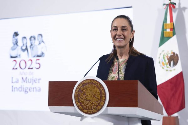 Cuauhtémoc, Ciudad de México. 29 de septiembre 2025. La presidenta constitucional de los Estados Unidos Mexicanos, la Doctora Claudia Sheinbaum Pardo en conferencia de prensa matutina en el salón de la Tesorería de Palacio Nacional. La acompañan: Ariadna Montiel, secretaria de Bienestar; Efraín Morales López, Director General de la Comisión Nacional del Agua (CONAGUA); Alicia Bárcena, secretaria de Medio Ambiente y Recursos Naturales; Marath Bolaños López, secretario del Trabajo y Previsión Social; Pamela López, Directora de la Escuela es Nuestra; Julia Álvarez Icaza Ramírez, secretaria del Medio Ambiente de la Ciudad de México; Iván Escalante, Procurador Federal del Consumidor (Profeco); Diana Aurora Correa, subdirectora de Diseño Digital y Medios Sociales en la Unidad de Memoria Histórica.  Foto: Juan Carlos Buenrostro/Presidencia
