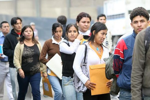 FERIA LABORAL ORGANIZADO POR EL MINISTERIO DE TRABAJO, GENTE BUSCANDO TRABAJO. HORIZONTAL.
