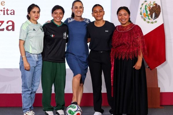 CIUDAD DE MÉXICO, 29MAYO2026.- Las ganadoras: Brianna Ameli Medina, Karla Itzel Peña, la presidenta Claudia Sheinbaum Pardo y las otras ganadoras Yolett Cervantes y Maira Yaretzi Díaz García durante la conferencia Mañanera del Pueblo en la que se entregaron los boletos del concurso de dominadas a nivel nacional para poder asistir a un partido del Mundial 2026.
FOTO: GALO CAÑAS/CUARTOSCURO.COM