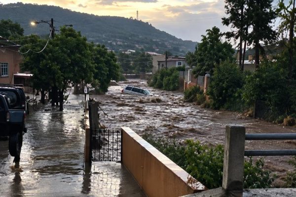 creciente-de-río-en-guanaceví-arrastra-vehículos-se-busca-a-dos-tripulantes-773527