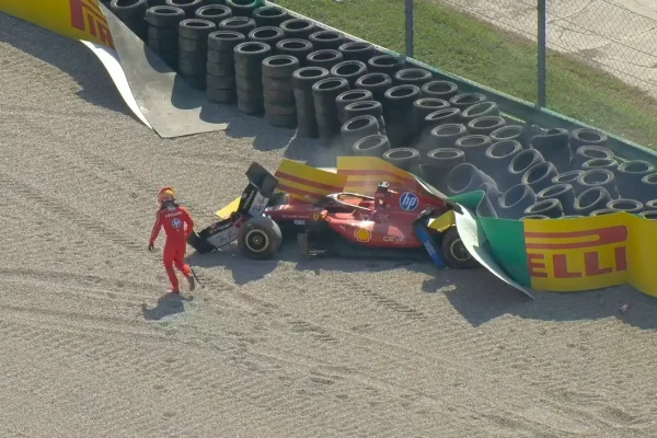 el-fuerte-accidente-de-charles-leclerc-que-genero-una-bander-puivk4