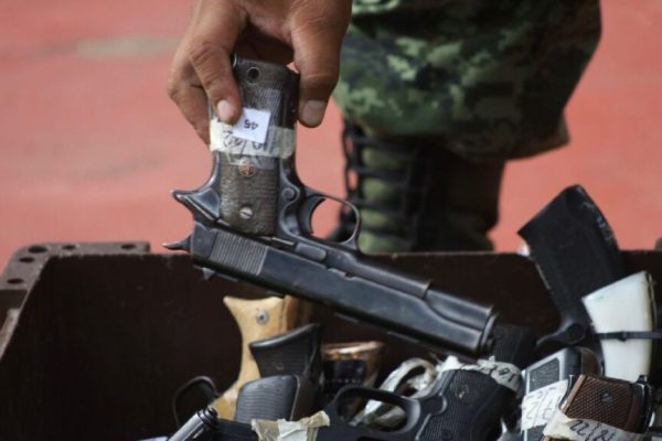 intercambian-1-995-armas-de-fuego-por-dinero-en-efectivo-en-edomex-120313-1024x576 (1)
