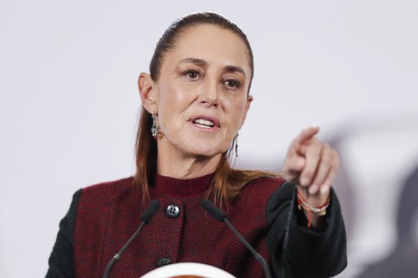 MEX4743. CIUDAD DE MÉXICO (MÉXICO), 18/02/2026.- La presidenta de México, Claudia Sheinbaum, participa en una rueda de prensa este miércoles en Palacio Nacional de la Ciudad de México (México). Sheinbaum afirmó que existen conversaciones para explorar si el país puede facilitar el diálogo entre Estados Unidos y Cuba, al tiempo que reiteró que su Gobierno seguirá enviando ayuda humanitaria en medio de la aguda crisis económica que vive la isla, agravada por el bloqueo petrolero de Washington. EFE/ Isaac Esquivel