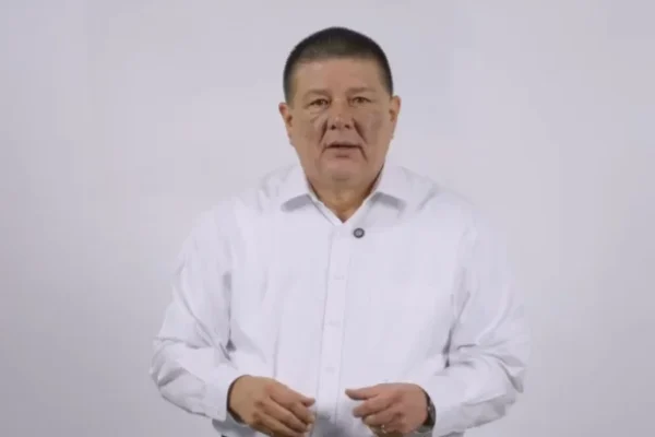 pausa-mx-cesar-jauregui-reaparece-y-afirma-que-sigue-en-la-contienda-696x392