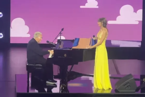 taylor-swift-and-randy-newman-perform-a-surprise-duet-of-v0-ZnY2dm1weTl2ZDZoMQ2TfZfYK-JCyKdrSCpGgoIJwfM4S5iWOKB6iOb1kRiX